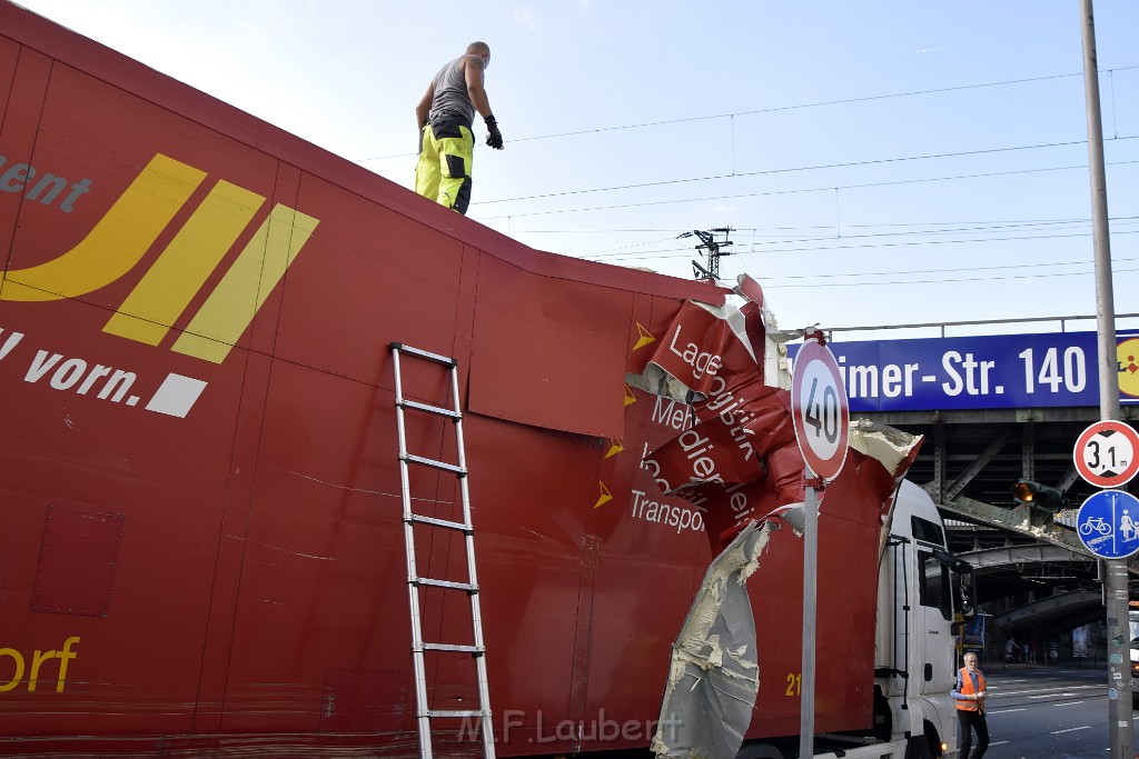 LKW blieb unter Bruecke haengen Koeln Deutz Opladenerstr Deutz Muelheimerstr P113.JPG - Miklos Laubert